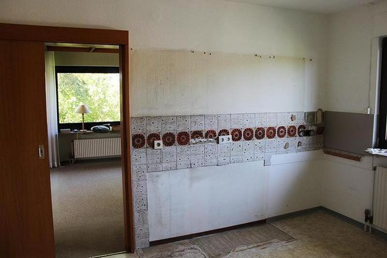 Zweifamilien-Wohnhaus in der Kleinstadt Leun im Lahn-Dill-Kreis. Der Kaufpreis ist verhandelbar. – EG Küche mit Blick ins WoZi