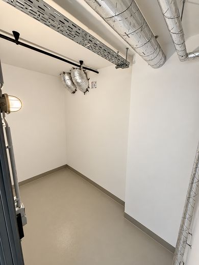 Erstbezug in Friedrichshain | hochwertiges 1-Zimmer-Studio mit Einbauküche & Balkon – Kellerraum
