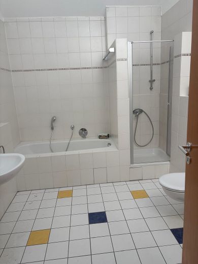 Maisonette Wohnung in zentraler und ruhiger Lage von Rheingönheim – Bad 1.OG