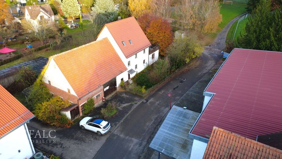 Viel Fläche, noch mehr Möglichkeiten! 3-Stöckiges Landhaus mit XXL Scheune - FALC Immobilien – Ihr Eigenheim mit Scheune