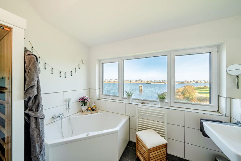 Semi-detached house in the Baltic Sea resort Olpenitz Kappeln, waterside location with large plot – Bad 1. OG