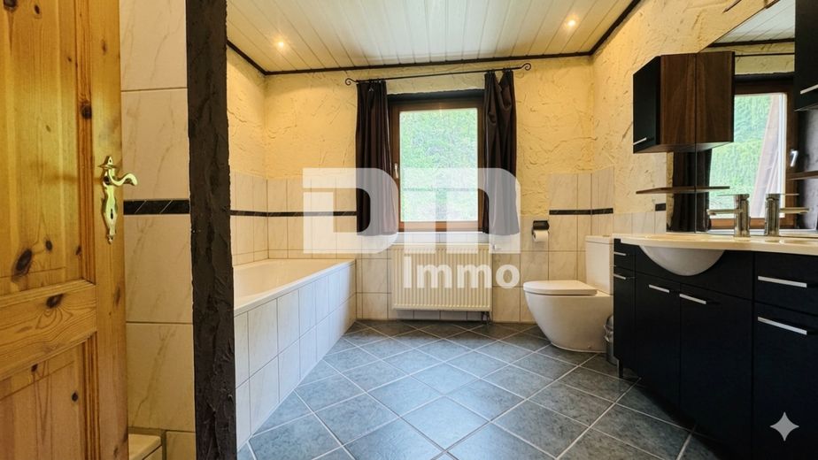Altengerechtes Wohnen mit Charme: Großzügiger Bungalow auf großem Grundstück + Nebengebäude – Bad 1 / Wanne und Dusche