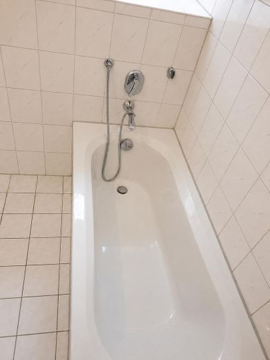 इतिहास के साथ जीवन - विशाल 2-कमरे वाला अपार्टमेंट – Badewanne