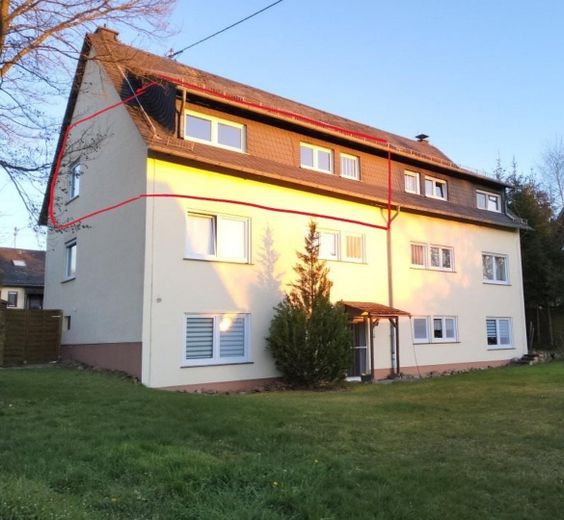 Sonnige 3-Zimmer-Wohnung mit EBK, Balkon, Keller, Garage und Stellplatz – Gartenseite mit Lage der Whg.