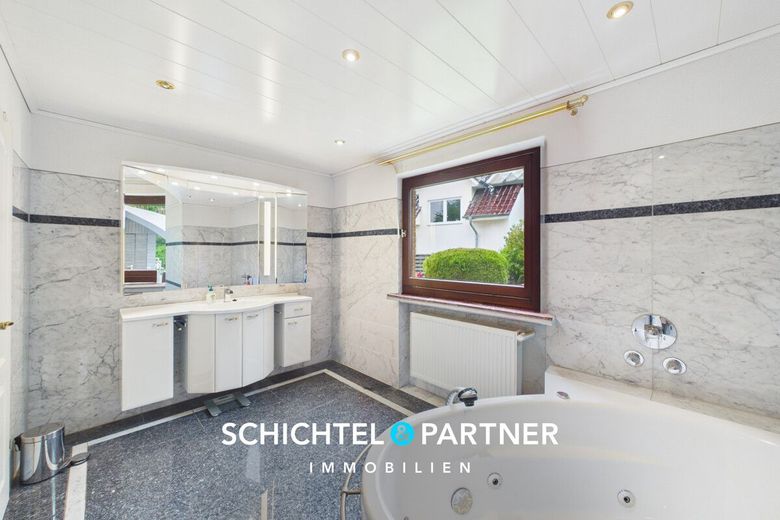 Achim-Zentrum| Freistehendes Ein-  Zweifamilienhaus mit Garten – S&amp;P | Badezimmer