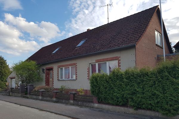 Agréable maison bifamiliale avec un vaste terrain et une cour fermée dans un cadre idyllique