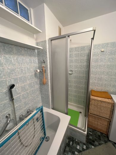 2,5 Zi-Wohnung Hochparterre mit Nord und Süd Balkon in ruhiger Lage, Tiefgarage, geringe Nebenkosten – Bad Dusche