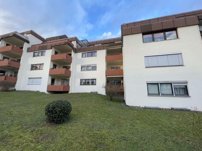 Luminoso y amplio piso de 5 habitaciones con balcón, cocina equipada y garaje en Ammerbuch-Altingen – Hausrückseite