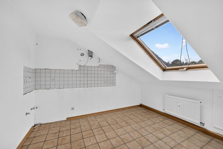 Großzügiges Wohnen mit schönem Garten – Einfamilienhaus mit Einliegerwohnung – Dachgeschoss- Küche