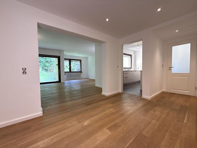 Grunewald 4 odalı daire, ayrıca bahçe, havuz ve garajlı suterre katı – Blick ins Wohnzimmer