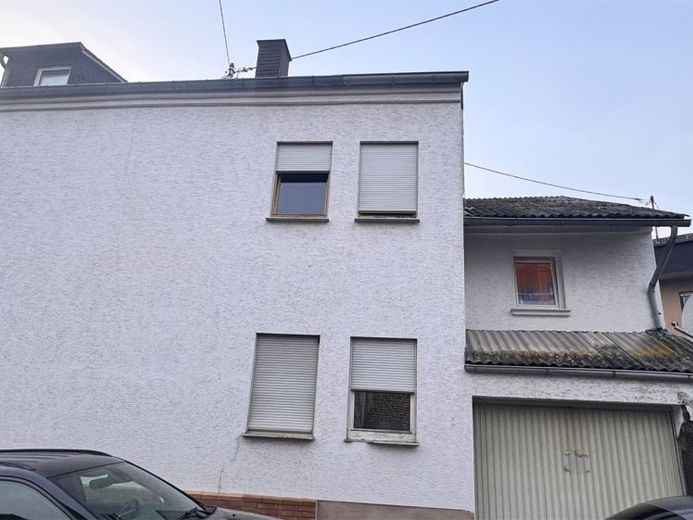 Maison à prix avantageux, idéale pour les bricoleurs : maison jumelée avec garage et cour – Foto 1