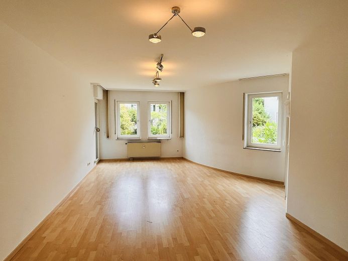 Exklusive  4-Zimmer-Wohnung mit Garten in ruhiger, exponierter Lage im Herzen von Bad Homburg – Wohnzimmer
