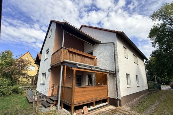 Zweifamilienhaus mit großem Nebengebäude und optionalem Baugrundstück