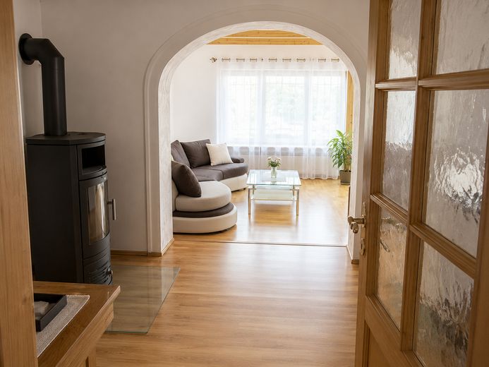 DHH+Bungalow zu Vermieten – Lesezimmer mit Kaminofen