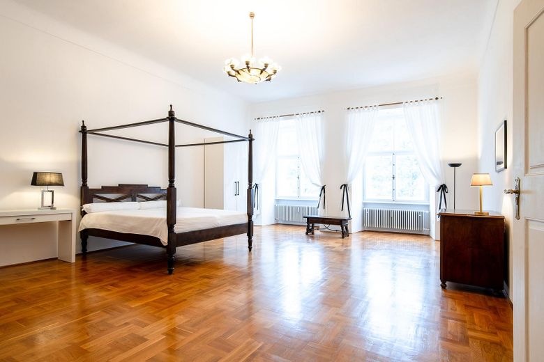Abitare elegante in un ambiente esclusivo, centro storico di Passau – Schlafzimmer mit Akazienbett