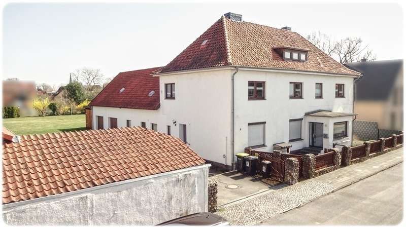 Uetze: 2 Häuser = 3 Wohnungen, 3 Garagen + Carport + potentielles Bauland im Garten – Vogelperspektive