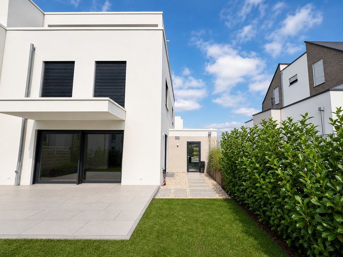 Exklusives Einfamilienhaus mit hochwertiger Ausstattung, Garage und Garten – Außenansicht hinten