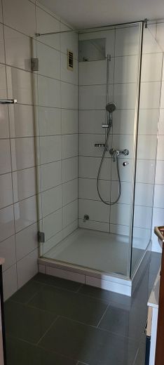 Appartement mansardé de 3 pièces avec balcon et garage à Stuttgart-Weilimdorf – Photo 2