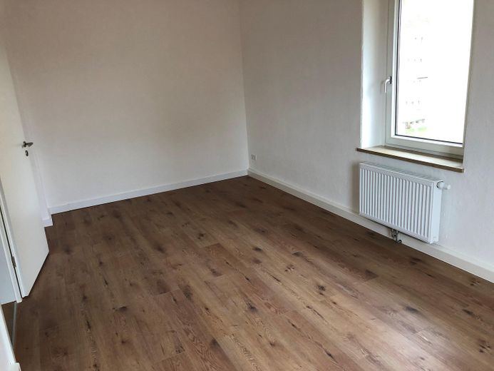 Işıkla dolup taşan 3 odalı daire, balkon ve modern banyo ile – Schlafzimmer