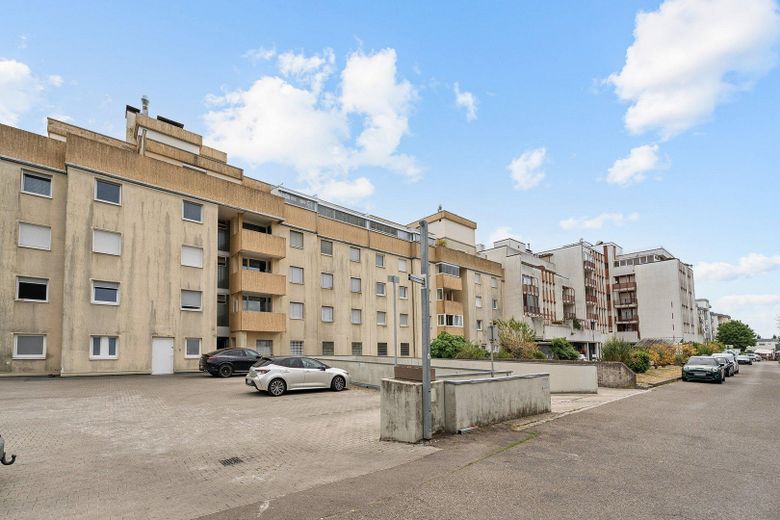 Erstbezug nach Kernsanierung: 2,5-Zi.-Wohnung mit Balkon und TG-Stellplatz (+Aufzug) – Aussen Hinten