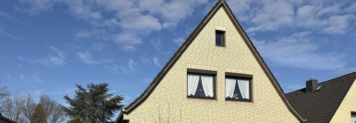 Casa unifamiliare con grande terreno, molta privacy e molteplici possibilità – Straßenansicht