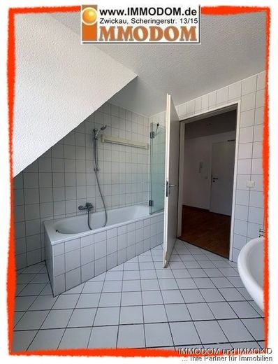 2-Zimmer-Wohnung in Zwickau im Dachgeschoss und mit Personenaufzug – Bad