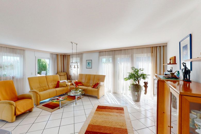 Geniş manzaralı yenilikçi mimar evi; cömert yaşam alanı; modern enerji tedariki – Wohnzimmer EG