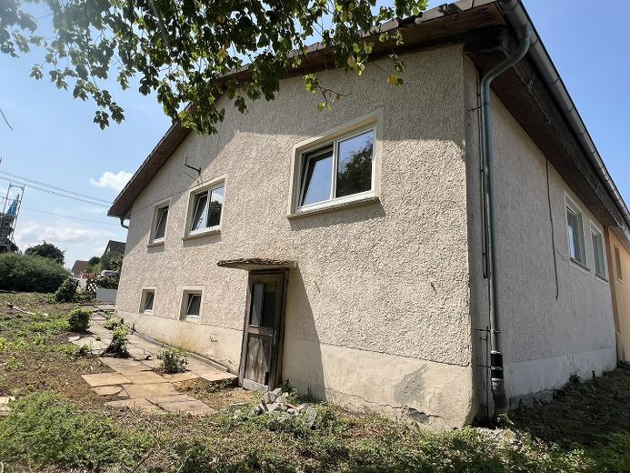 Doppelhaushälfte mit zwei Wohnungen und PV-Anlage – Rückansicht