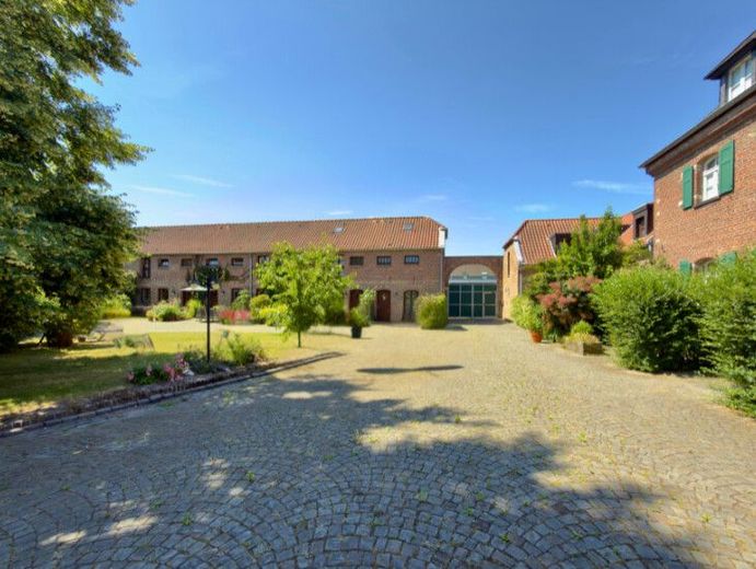 Stilvolles Dachgeschoss-Apartment in historischer Hofanlage von
Köln-Zündorf – Einblicke in die Hofanlage