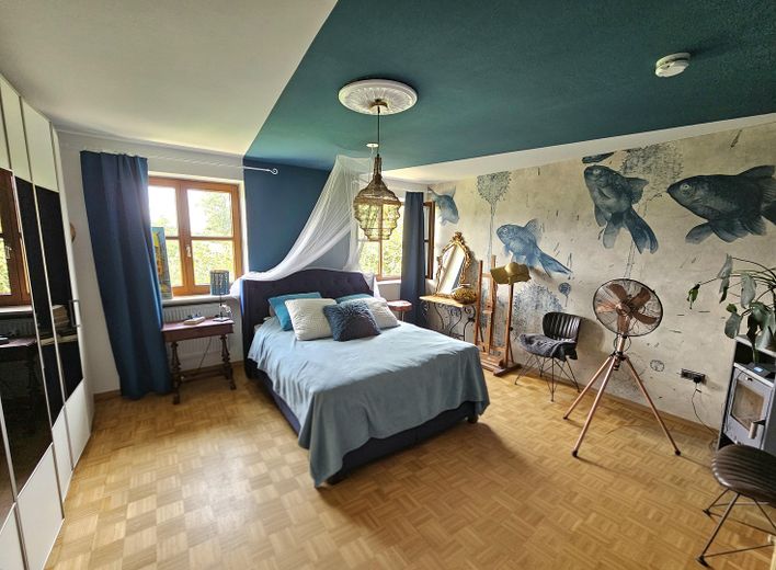 Attraktive 5-Zimmer-Maisonettewohnung in Alleinlage mit eigenem Garten&Pool – Schlafzimmer
