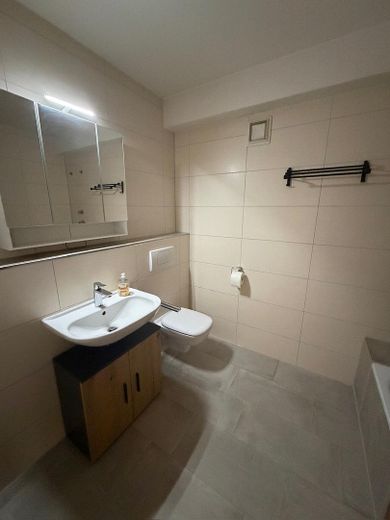 Komisyonsuz! Balkonlu ve EBK'li, tamamen mobilyalı, çekici ve yenilenmiş 2,5 odalı daire – Bad