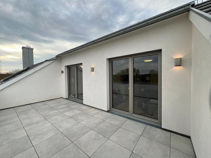Exclusivo piso de 6 habitaciones con una suite principal, opción de refrigeración y dos grandes terrazas en la azotea – Dachterrasse Kinderzimmer