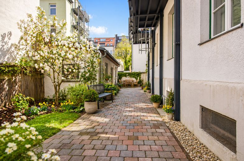 Sin comisión: apartamento de época renovado de 2 habitaciones en Schulstraße – Innenhof