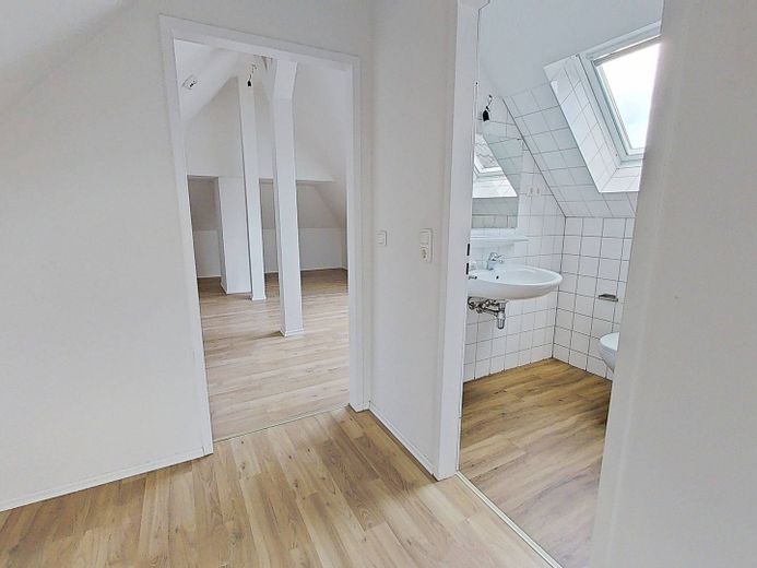 NIENTE ONERI PER IL RISCALDAMENTO, MA 2 CANONI NETTI GRATUITI: Appartamento mansardato di 2 locali dalla disposizione particolare, con vasca da bagno – Ansicht I: Badezimmer (1.OG)