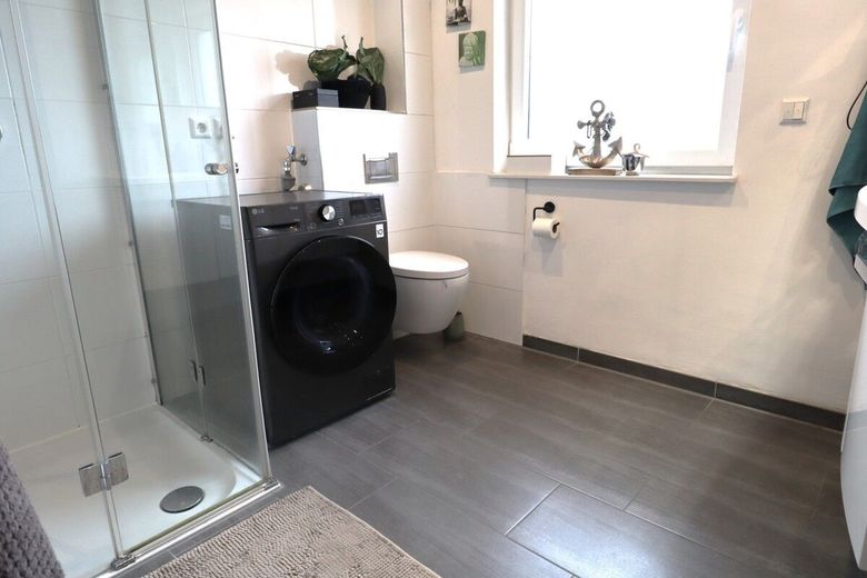 Wohnung mit 27m² Dachterrasse + +  Wolfsburg-Wendschott + + – Bad mit Dusche