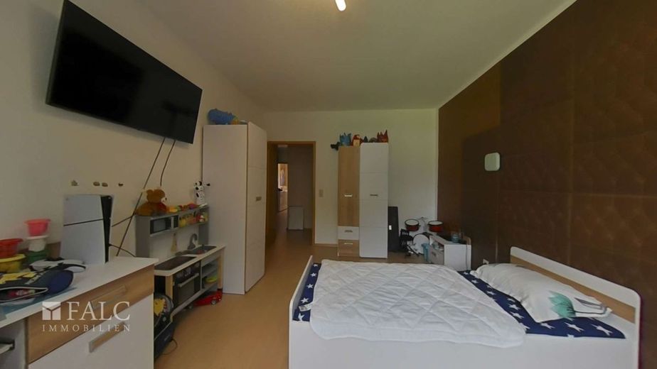 Vielseitiges Drei-Parteien-Haus mit großzügigen Freiflächen – EG links Schlafzimmer