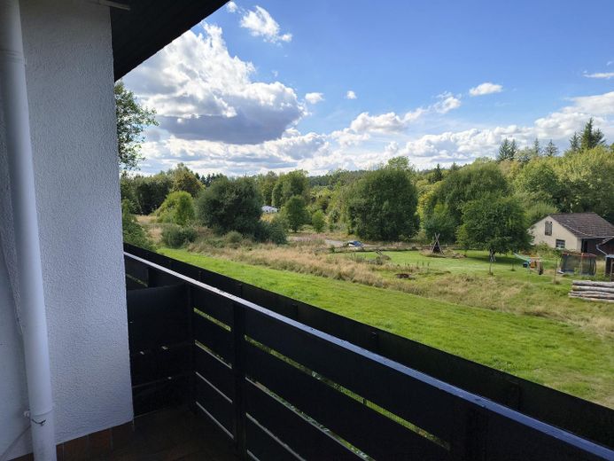 Appartement en copropriété solide de 2 pièces avec loggia et vue imprenable dans un emplacement calme – Blick von der Loggia 2