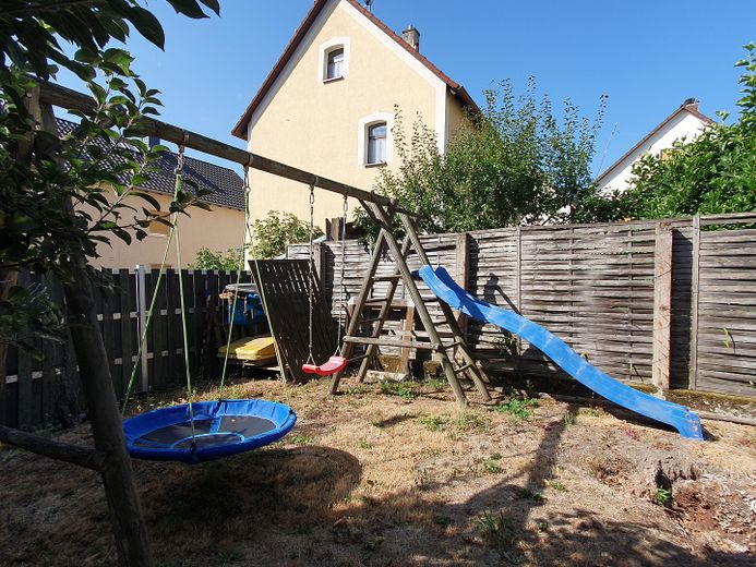 Family-friendly detached house with a large plot – Garten