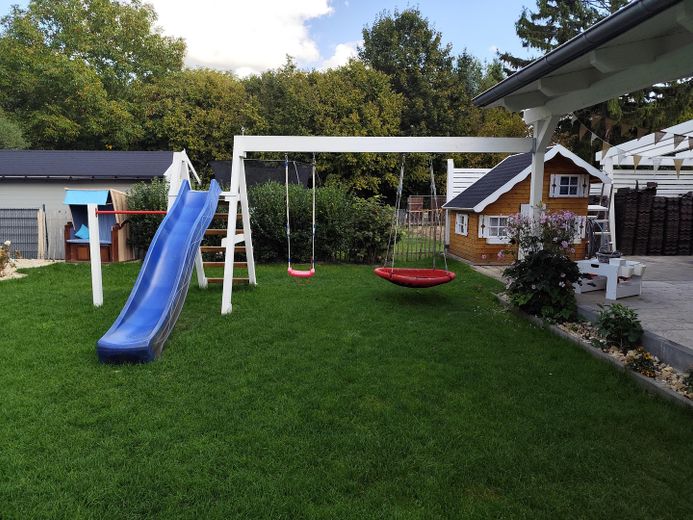 Charmantes Einfamilienhaus in ruhiger 2. Reihe – Schaukel mit Rutsche