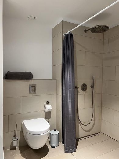 Exklusive 2-Zimmer-Wohnung in Friedrichshain // Exclusive 2-room apartment in Friedrichshain – Duschbad 