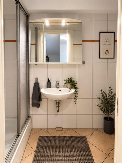 Modern apartment – fully furnished & ready to move in for 2 people – Bad / WC