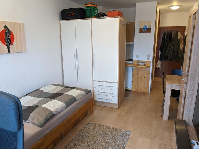 Provisionsfrei: Gepflegte möblierte 1-Zimmerwohnung mit Westbalkon - Uninähe – Wohnraum