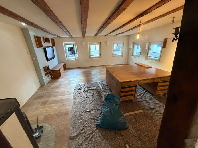 Appartement ancien de 2 pièces entièrement rénové à Stuttgart-Plieningen – Wohnzimmer