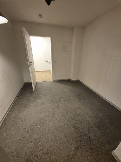 Sonnige Maisonettewohnung – Kleines Zimmer leer
