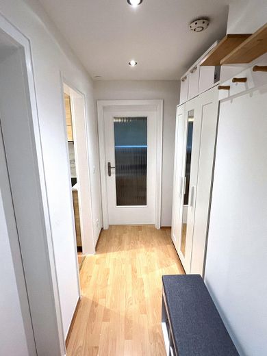 Gemütliches Apartment in U-Bahn-Nähe Forstenried - inklusive Möbel, Strom, Internet – Flur mit Garderobe u. Sitzbank