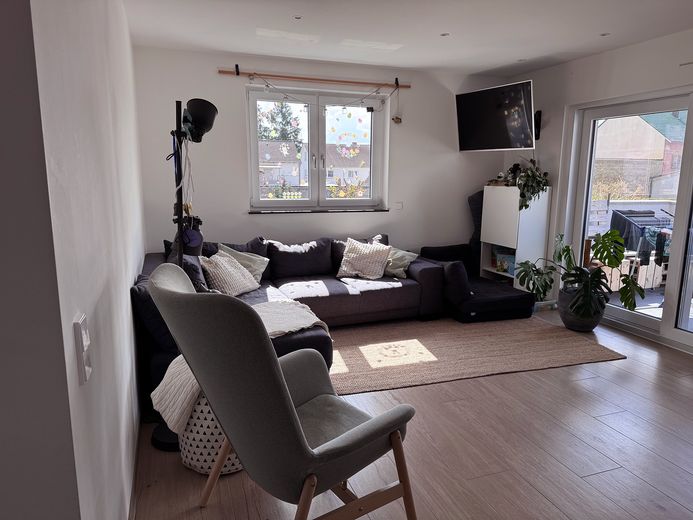 Vertragsfreie 4-Zimmer-Neubauwohnung mit TG-Stellplatz und großem Balkon in ruhiger Lage – Wohnzimmer