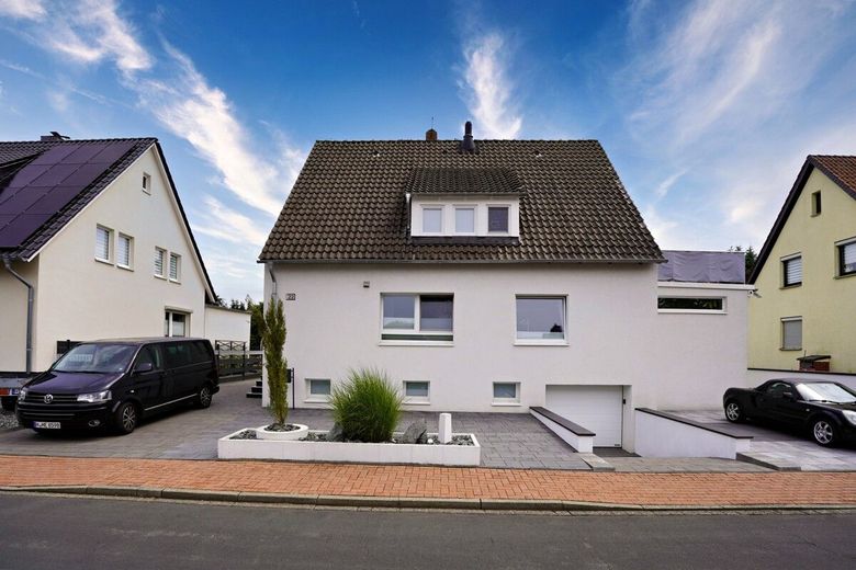Gehobenes und kernsaniertes Einfamilienhaus mit Möglichkeit der Hinterbebauung in Schloss Ricklingen – Frontansicht