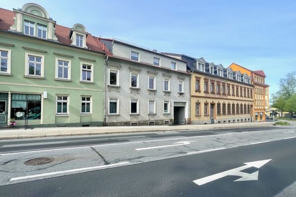 Prawdziwe piękno pochodzi z wnętrza! Solidna inwestycja w sercu Kamenz z 5 lokalami mieszkalnymi i stopą zwrotu 7%!