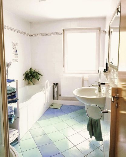 Beste Lage, Pilsensee, großes, gepflegtes Einfamilien-RMH, 141 m² Wfl., inkl. 2 Carports, Bj. 1998 – Bad m. Wanne u. Dusche