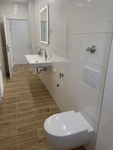 Hänge-WC u. Doppelwaschbecken